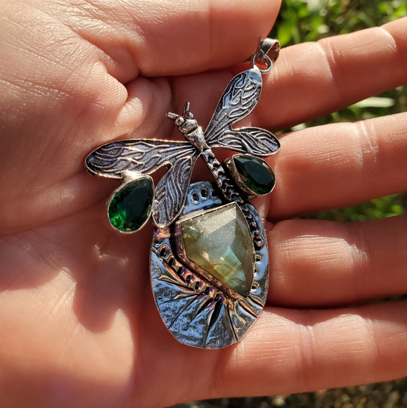 New Labradorite and Diopside Silver Dragonfly Pendant. - Picture 8 of 16